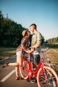愉快的爱夫妇与复古自行车