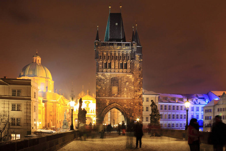 晚上，捷克共和国圣诞节下雪布拉格市