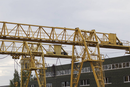 俄罗斯仓库顶天立地的起重机的金属结构照片