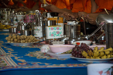 僧侣们在传统的宗教仪式，在吃的食物和饮料