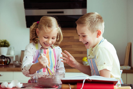 两个快乐的孩子们的肖像，在烹饪 c 开心