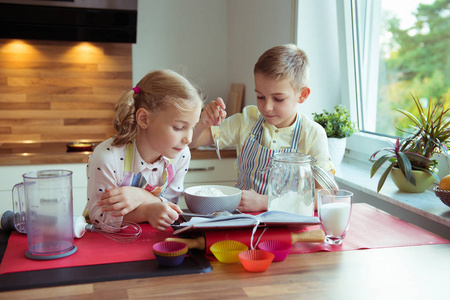 两个快乐小和可爱的儿童准备在现代 k 松饼