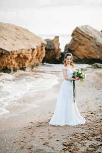 新娘与海岸海上婚礼花束
