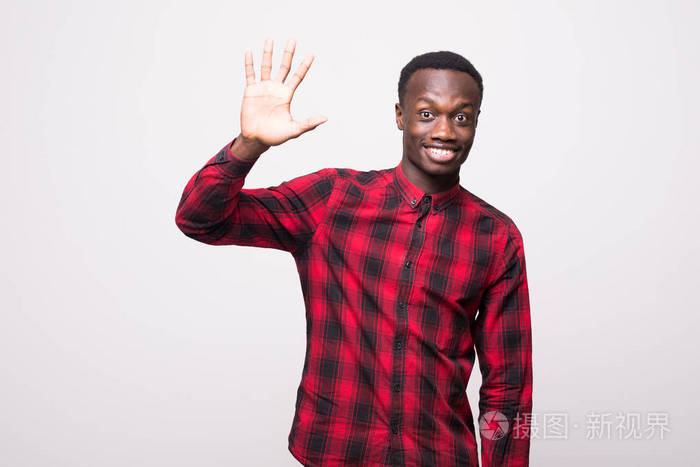 看似友好礼貌年轻非洲裔美国人打招呼,挥舞着他的手