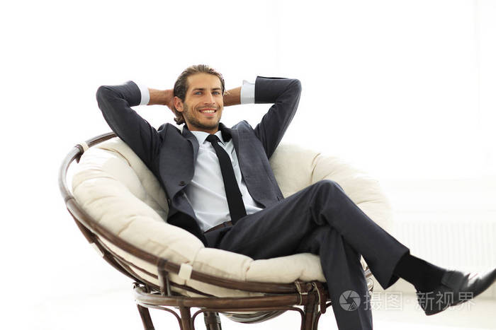 成功的商人坐在舒适的大椅子上