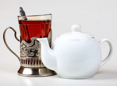 茶壶和玻璃白色背景上的特写镜头