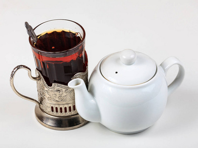茶壶和玻璃白色背景上的特写镜头
