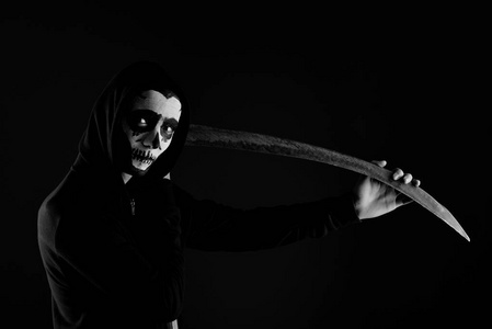 死神在黑色的背景死神用一把大镰刀的死神万圣节恐怖死神死亡斗篷盘旋