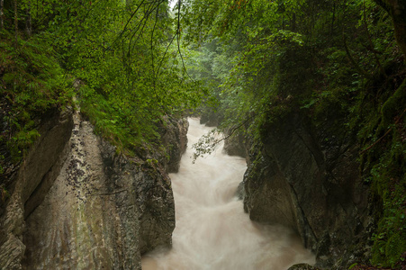 夏季大雨过后的 Rettenbach 河