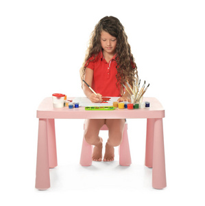 小可爱的女孩画在桌上白色背景