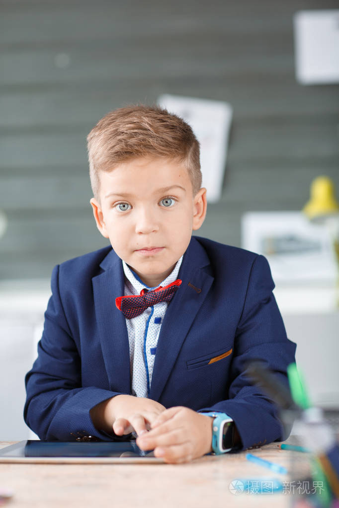 一个小商人在他的工作时间工作背后一台平板电脑