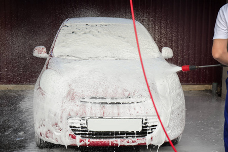 洗车用高压水清洗汽车图片
