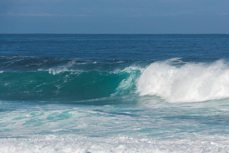 波涛汹涌的海浪在海洋中拍打图片