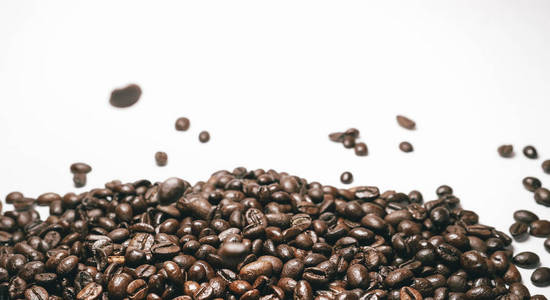 棕色颗粒，香咖啡豆，咖啡粒落在白色的背景