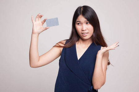 年轻的亚洲女人快乐与空白卡