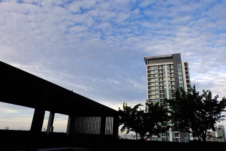 蓝蓝的天空，与游泳池背景的现代建筑剪影