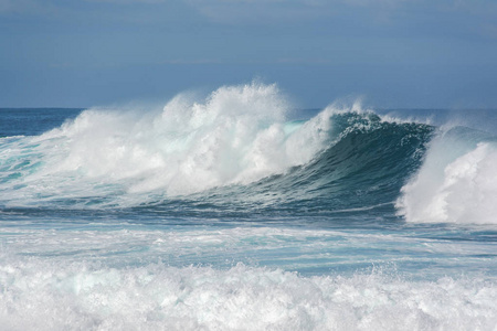 波涛汹涌的海康沃尔郡图片