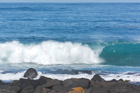 波涛汹涌的海浪在海洋中拍打图片