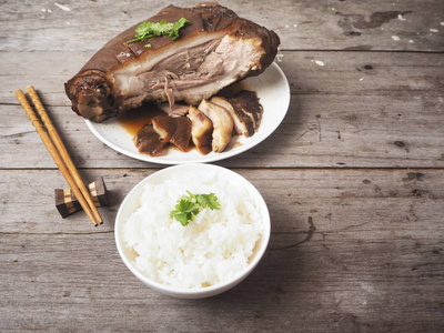 传统的中国菜，在木制的烩饭上烤猪肉