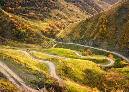 道路蜿蜒流过群山