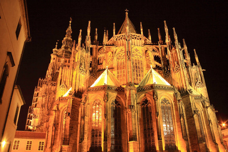 在夜里，捷克共和国布拉格城堡哥特式圣维特大教堂