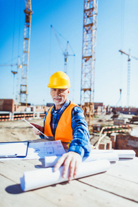 建筑工人与建筑图则