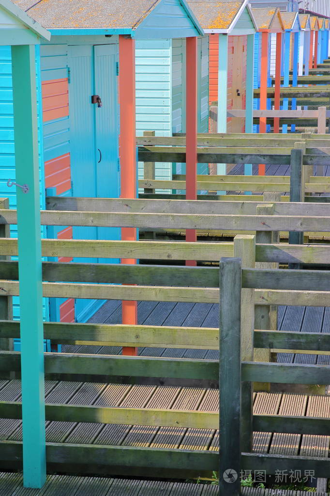 一排五颜六色的木屋惠特斯特布尔，英国海滨