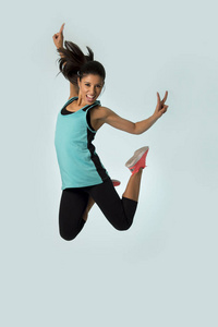 年轻的有吸引力和快乐拉丁运动女人跳兴奋和愉快在健身房锻炼锻炼健康的生活方式