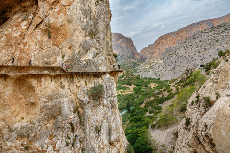 许多游客在 El Caminito del Rey 小径散步