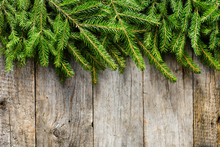 圣诞树云杉的树枝在老的质朴的木板上, 节日的装饰木桌, 背景与复制空间