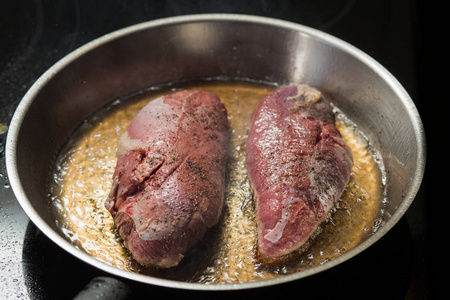 鸭肉上格栅灯盘。禽肉准备着烧烤架上。新鲜 美味 香辣菜在厨房与副本空间特写和副本空间