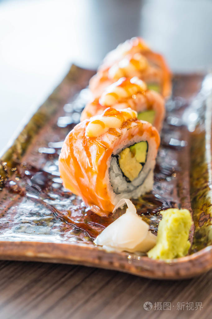 烤三文鱼寿司卷