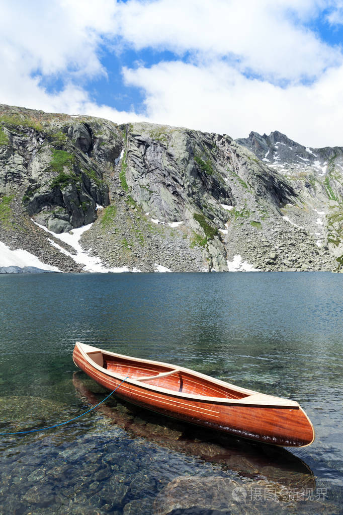 在水中央的木制独木舟