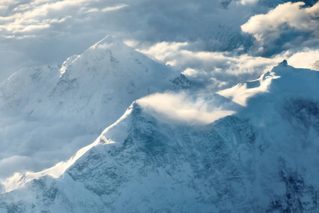 在云端的雪山。从上面查看