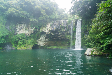 在济州岛天地渊瀑布