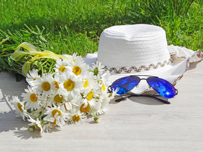 太阳镜帽子和雏菊花夏季假日背景