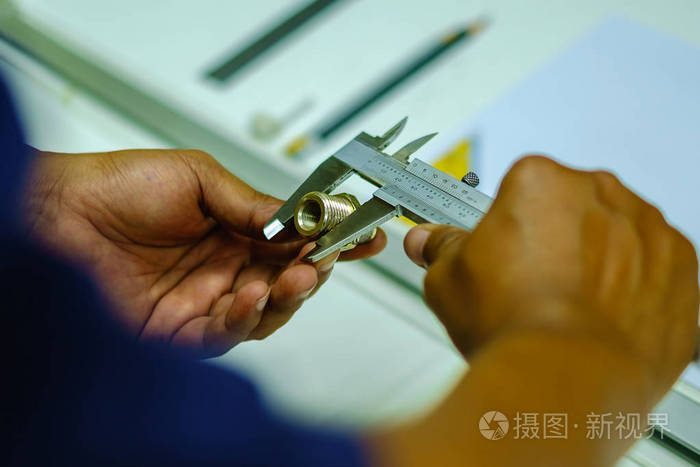 用游标卡尺测量对象的人的手