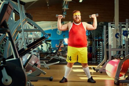 胖子跑步健身房里的胖子滑稽男子照片