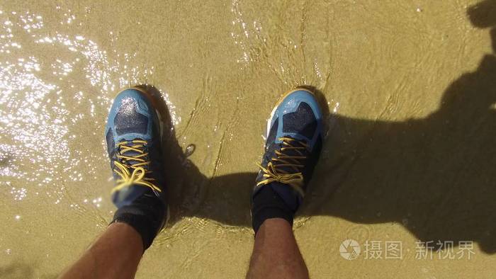 人站在海边沙浪湿运动鞋旅行休息