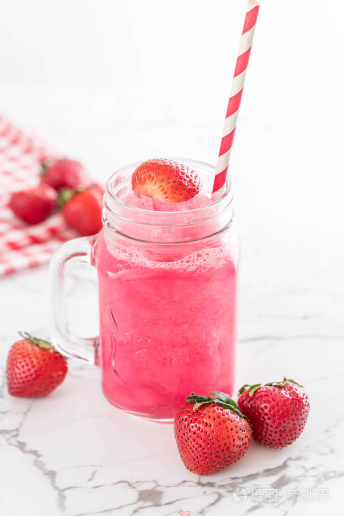 新鲜的草莓奶昔