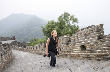 在中国长城上行走的女人图片