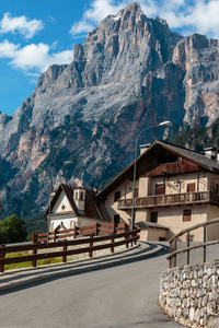 典型的房子在欧洲阿尔卑斯山的风景和绕组 Ro