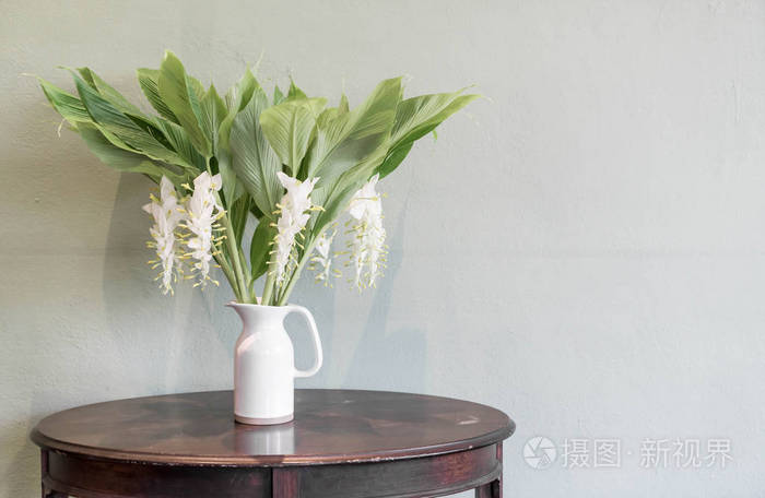 在桌子上的花瓶装饰花