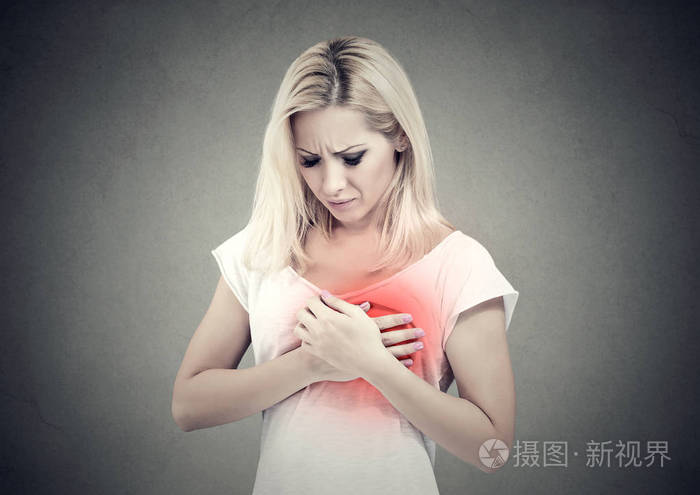 生病的妇人与心脏病发作疼痛抚摸她的胸部用手红色的