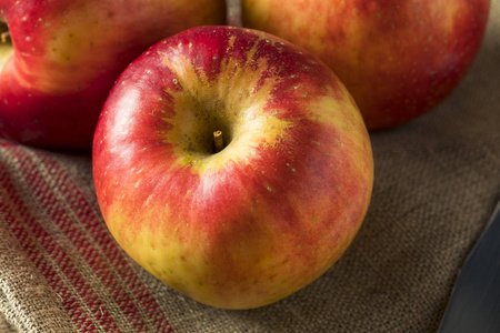 原始的红色有机甜探戈嘎啦苹果照片