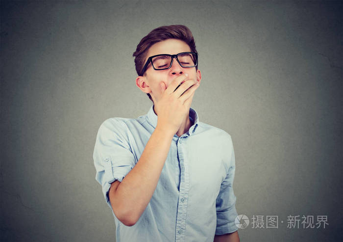 男人用一只手在他的嘴打哈欠