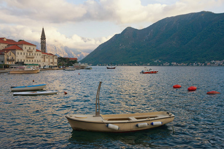 初秋的傍晚，科托尔湾。Perast 镇黑山