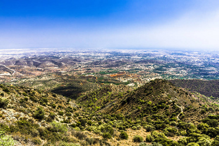 Troodos 山脉的绿色山谷