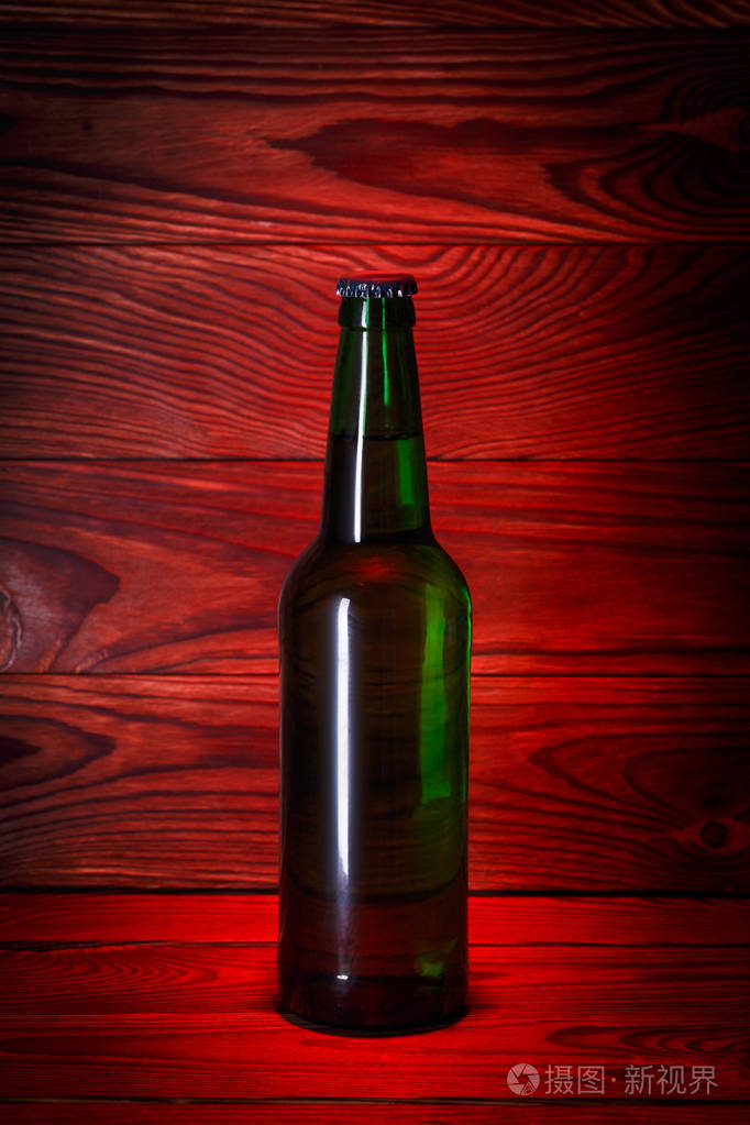 带有棕色木制背景上的啤酒瓶