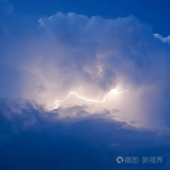 风暴云中的闪电隆隆的雷声和闪闪发光的
